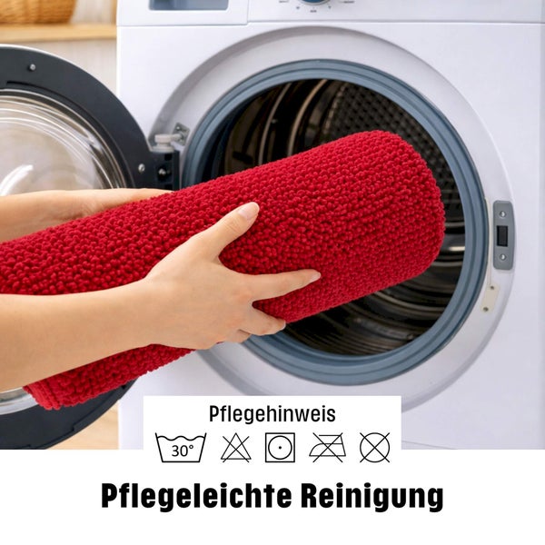Badematte wird in eine Waschmaschine gelegt, pflegeleichte Reinigung bei 30 Grad.