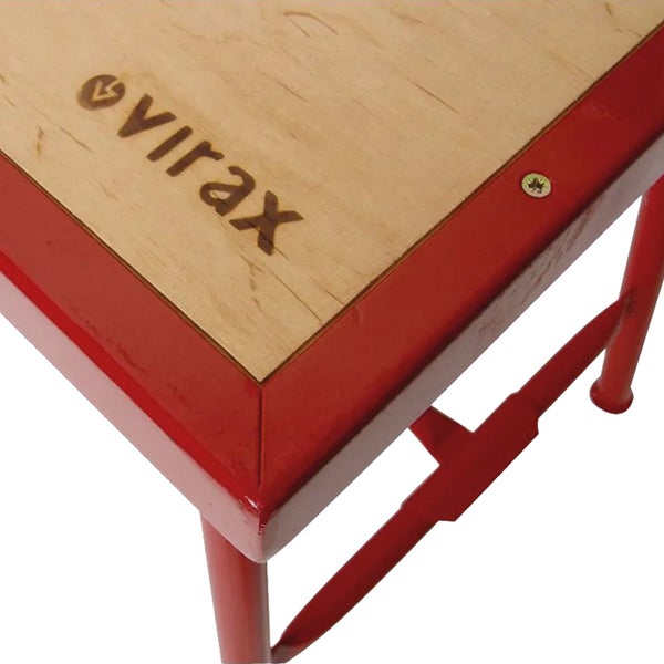 Eckdetail einer Werkbank mit Holzplatte, Metallrahmen und Virax Logo.