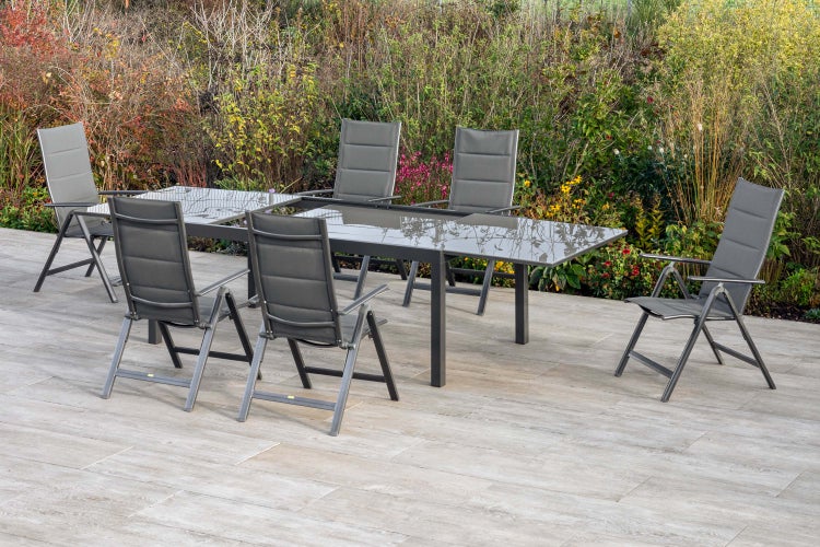 Gartentisch mit sechs Gartenstühlen auf einer Terrasse