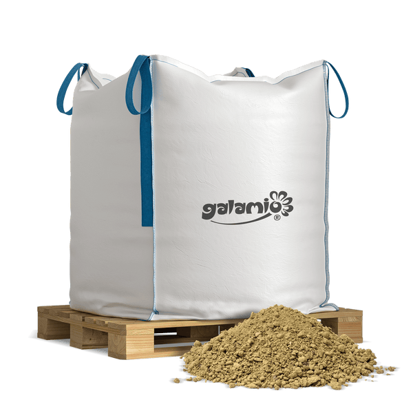 Galamio Big Bag mit Erde auf einer Holzpalette, Galamio Logo und einem Haufen Erde davor.
