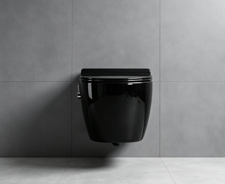 Schwarzes, wandhängendes WC mit glänzender Oberfläche in einem modern gefliesten Badezimmer, Draufsicht.
