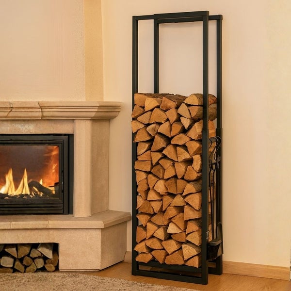 Kaminholzregal aus Metall gefüllt mit Holz neben Kamin