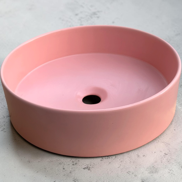 Rundes Aufsatzwaschbecken aus Keramik in Rosa.