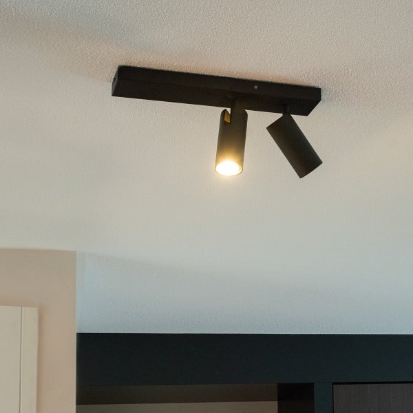 Deckenleuchte mit zwei Strahlern an der Decke montiert