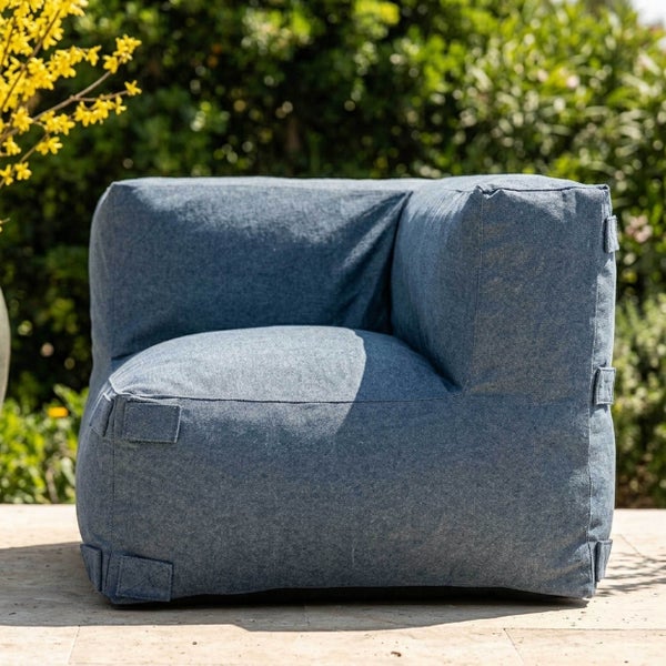 Blaues Outdoor-Lounge-Modul aus Textil mit Klettverschlüssen auf einer sonnigen Terrasse.