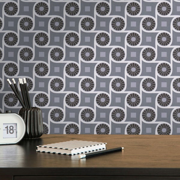 Nahaufnahme eines grauen Vinylbodens mit Muster aus Kreisen und Rauten