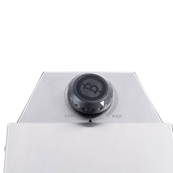 Nahaufnahme eines Drehreglers auf einer Edelstahloberfläche mit Burnhard Logo sowie Markierungen für aus und maximum.