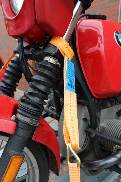 Detailansicht eines Motorrads mit Spanngurt zur Ladungssicherung