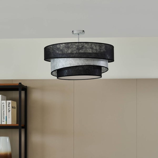 Moderne Deckenleuchte mit dreistufigem Textilschirm in Schwarz und Grau sowie verchromter Halterung.