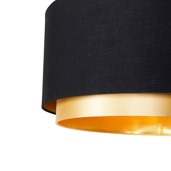 Detailansicht einer schwarzen Textil-Hängeleuchte mit goldfarbener Innenseite