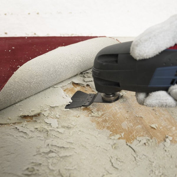 Multifunktionswerkzeug beim Entfernen alter Beschichtungen von einer Holzoberfläche