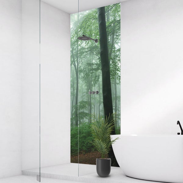 Badezimmer mit Duschabtrennung und Waldmotiv