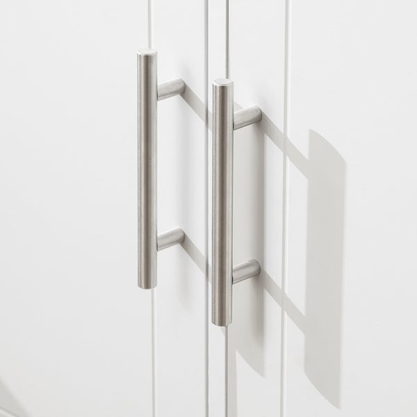 Zwei silberfarbene Bügelgriffe an einer weißen Schranktür