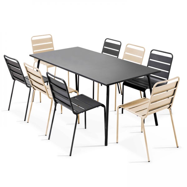 Gartenmöbel-Set bestehend aus einem rechteckigen schwarzen Tisch und acht Metallstühlen mit Querstreben in Schwarz und Beige.