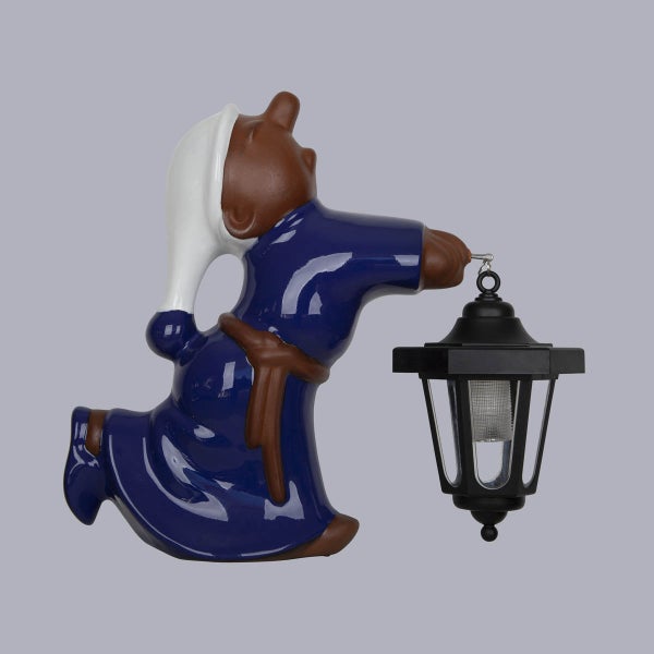 Gartenfigur Sandmännchen in blauem Gewand mit weißer Schlafmütze und schwarzer Laterne.