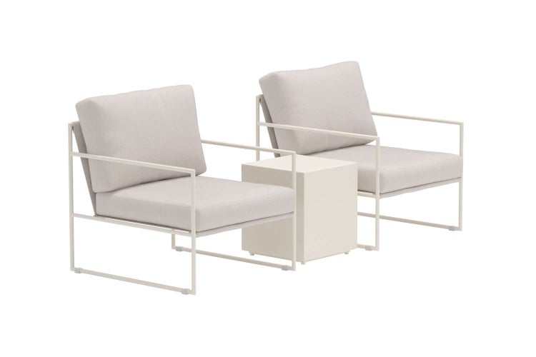 Modernes Garten-Lounge-Set aus Metall mit zwei Sesseln inklusive Sitz- und Rückenkissen sowie einem würfelförmigen Beistelltisch.