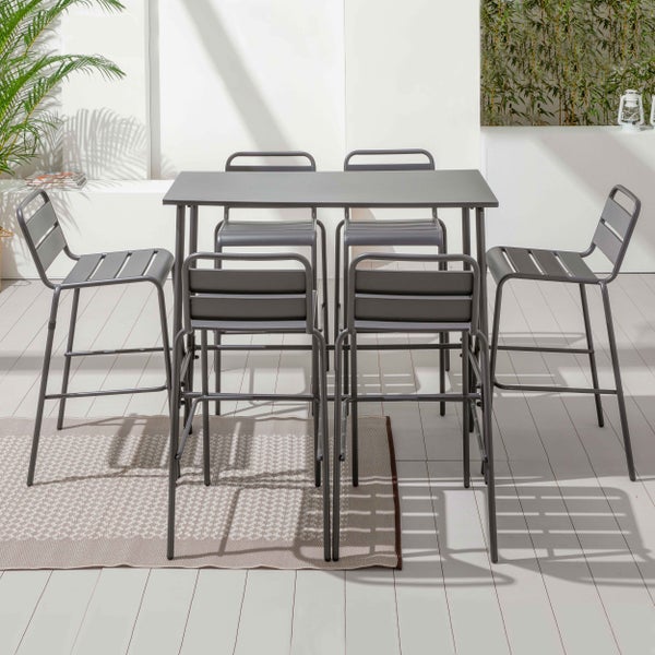 Garten-Set bestehend aus einem hohen rechteckigen Bartisch und sechs Barstühlen aus grauem Metall auf einer Terrasse.