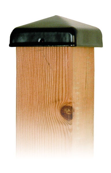 Pfostenkappe aus Kunststoff auf einem Holzpfosten