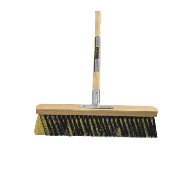 Kehrbesen mit Holzstiel und Borsten