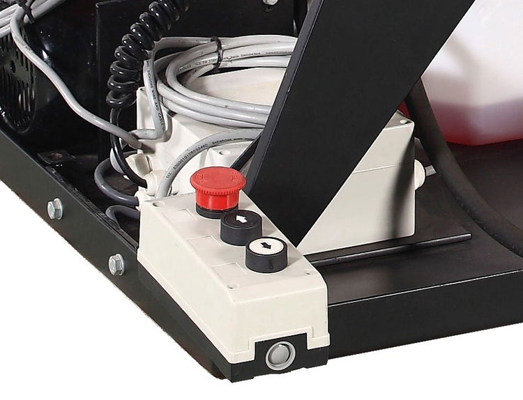 Bedienfeld mit rotem Not-Aus-Knopf und Richtungstasten