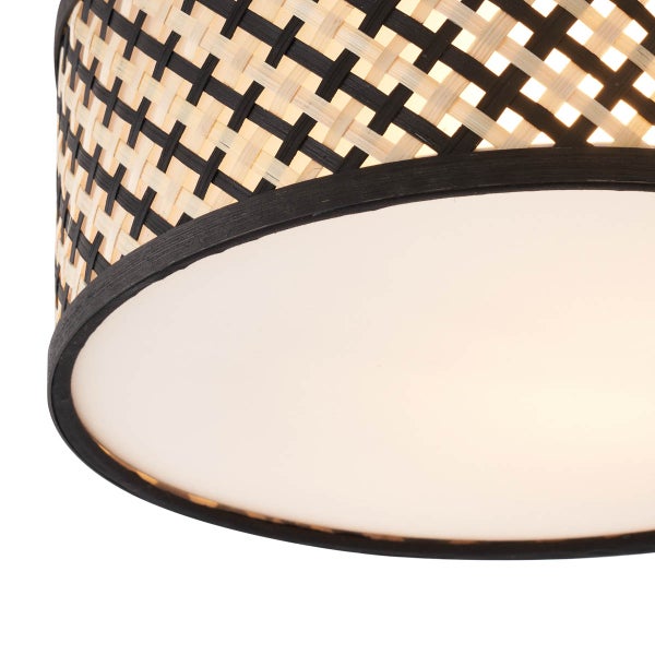 Detailansicht einer Deckenleuchte mit Schirm aus geflochtenem Material