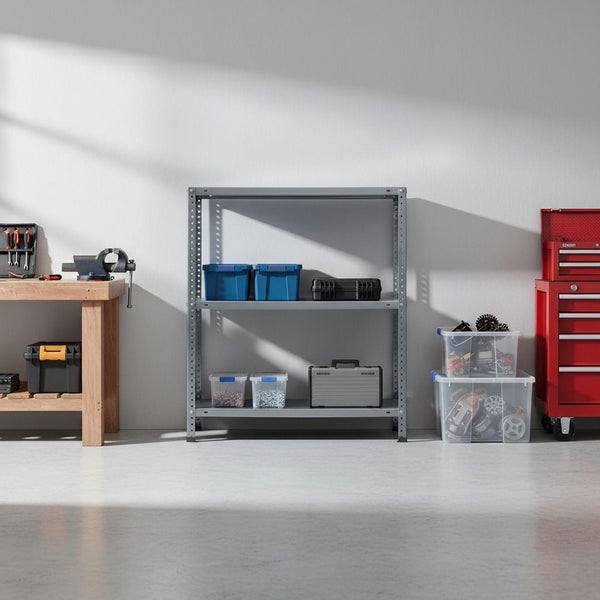 Organisierte Werkstatt mit grauem Metallregal, einer hölzernen Werkbank mit Schraubstock und einem roten Werkzeugwagen auf grauem Boden.