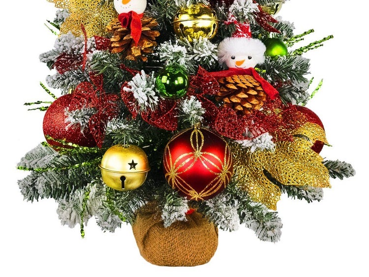 Geschmückter künstlicher Weihnachtsbaum mit Kunstschnee, Tannenzapfen, Weihnachtskugeln und Schneemannfigur im Jutesack.