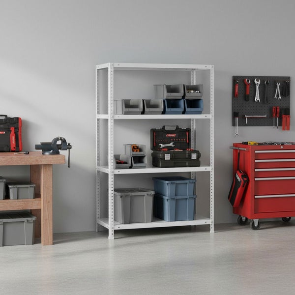 Weißes Metallregal in einer organisierten Werkstatt mit Lagerboxen, Werkzeugkoffer, Werkbank und rotem Werkstattwagen.
