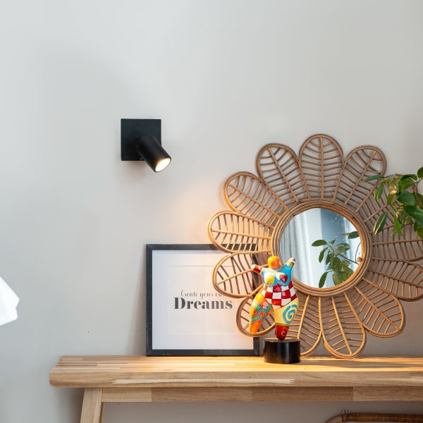 Wandspot über Konsole mit Spiegel, Dekoration und Bild