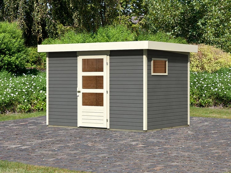 Modernes Gartenhaus aus Holz mit Flachdach, Einzeltür mit drei Lichtausschnitten und einem Seitenfenster auf einer gepflasterten Fläche im Garten.