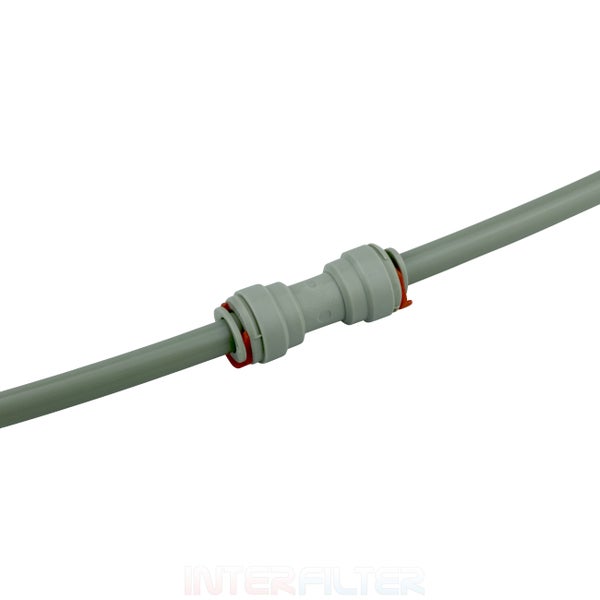 Hängende Pflanzschale mit stabiler Metallhalterung und Kette, ideal für Kräuter und Zimmerpflanzen in einer Küche.