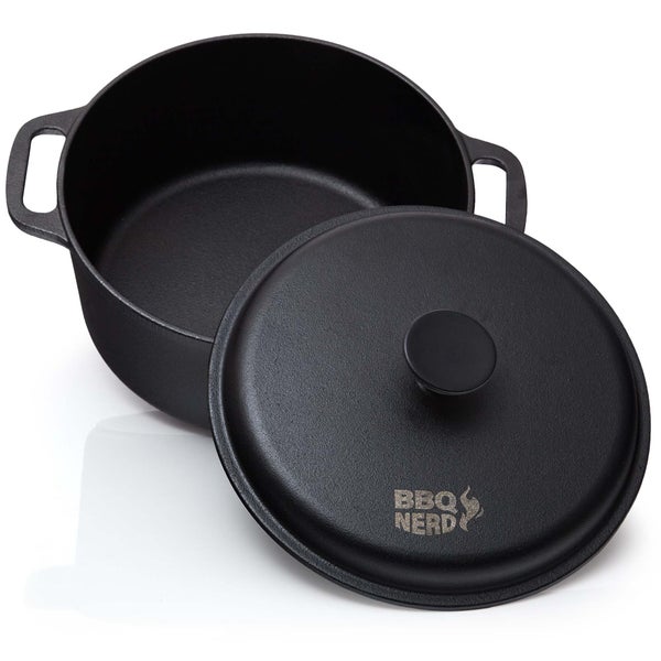 BBQ-Nerd Bräter mit Deckel (rund, Ø 24 cm) aus Gusseisen 4 L | Bratentopf Kochtopf Gusseisentopf Schmortopf | Cocotte zum langsamen Garen - Herd, Ofen & Grill