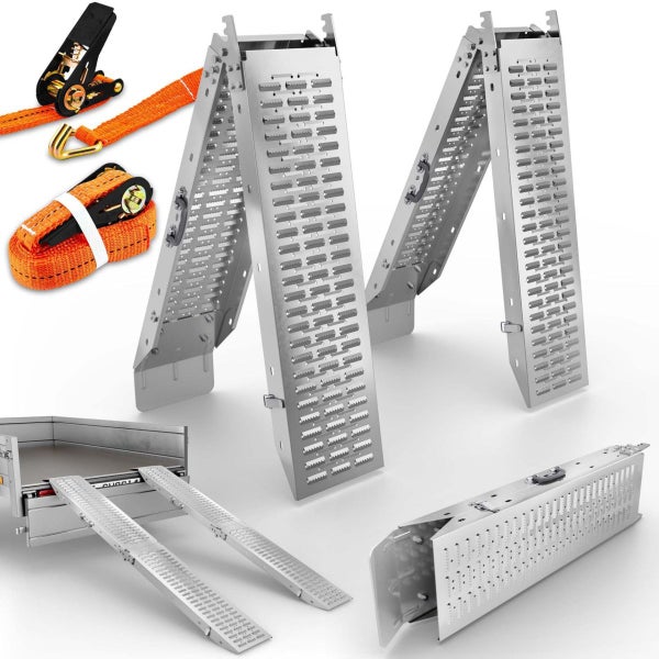 Zwei klappbare Auffahrrampen aus Metall mit gelochter Oberfläche, inklusive zwei Spanngurten mit Ratschen zur Ladungssicherung.