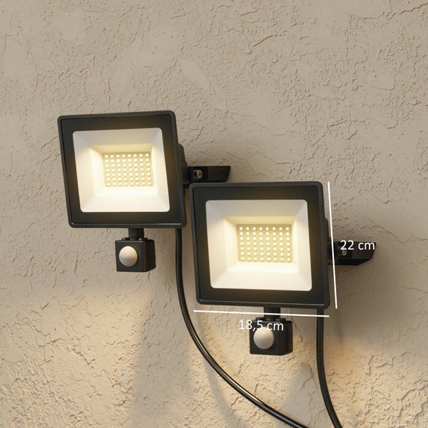Zwei LED-Außenstrahler mit Bewegungsmelder an einer Wand montiert, Maße 18,5 Zentimeter mal 22 Zentimeter.