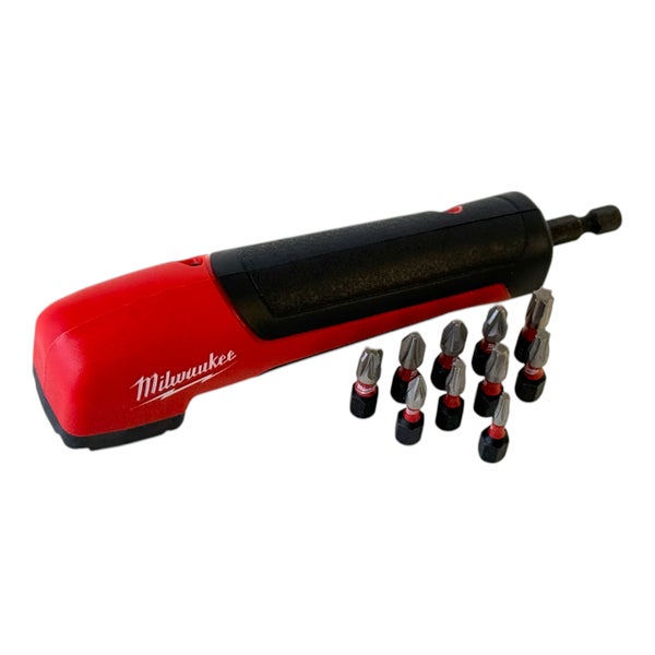 Milwaukee Winkelschraubvorsatz mit 10-teiligem Bit-Set für Bohrschrauber sowie Milwaukee Logo.