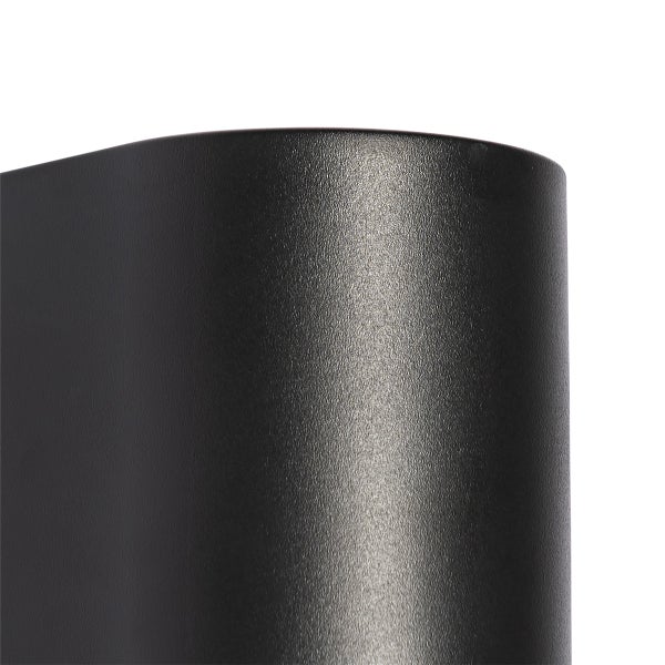 Detailansicht eines matt strukturierten Lampengehäuses aus Metall für Außenleuchten.