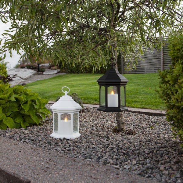 Dekorative Szene mit beleuchtetem LED-Baum und rustikalen Elementen