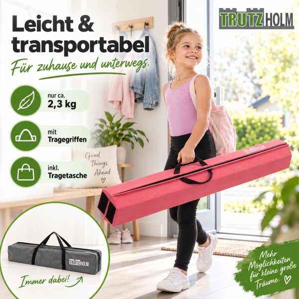Kind trägt eine zusammenklappbare Gymnastikmatte von Trutzholm mit Tragegriffen und inkludierter Tragetasche, Gewicht nur zwei komma drei Kilogramm.