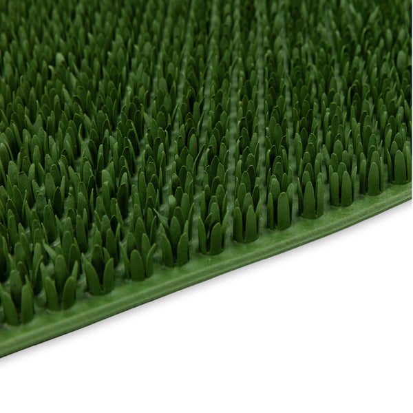 Nahaufnahme einer grünen Schmutzfangmatte aus Kunststoff mit grasähnlichen Borsten.