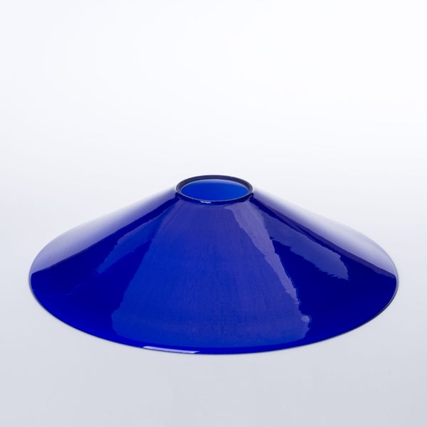 Konischer Lampenschirm aus Glas zur Montage an Leuchten.