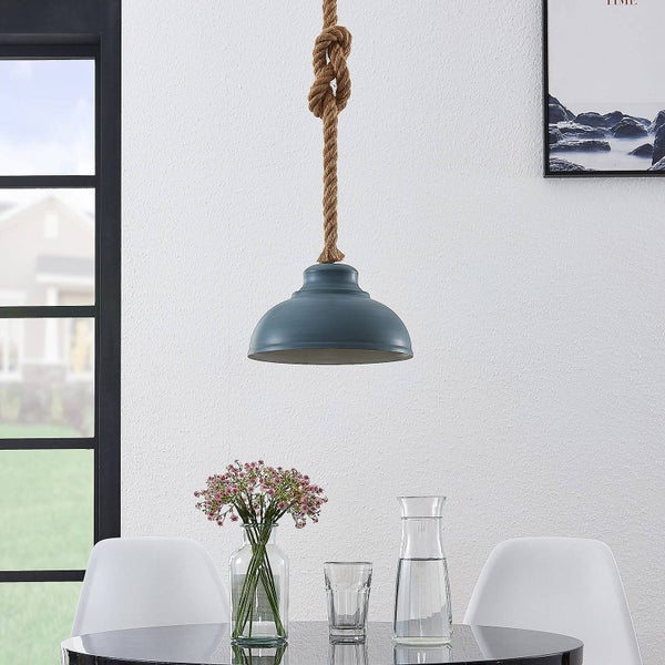 Industrielle Pendelleuchte mit Metallschirm und geknotetem Hanfseil über einem Esstisch mit Blumen und Gläsern in einem hellen Raum.