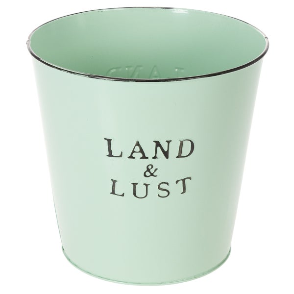 Mintgrüner Übertopf aus Metall mit dem Schriftzug Land und Lust.