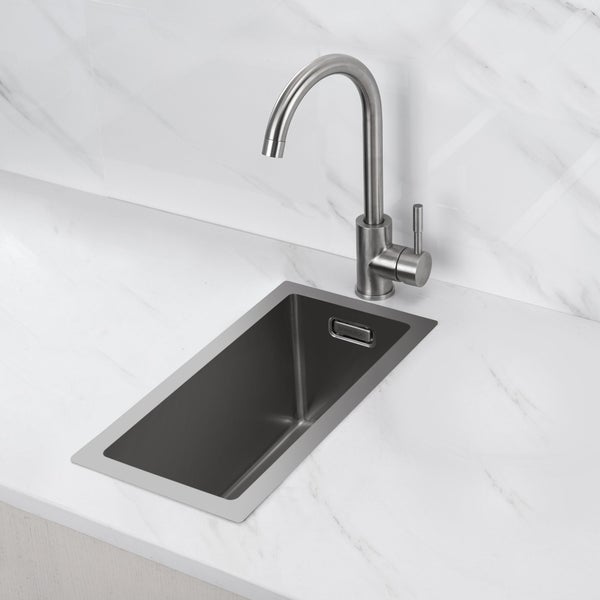 Einbau-Spülbecken aus Edelstahl mit passender Einhebel-Küchenarmatur in einer Arbeitsplatte mit Marmoroptik.