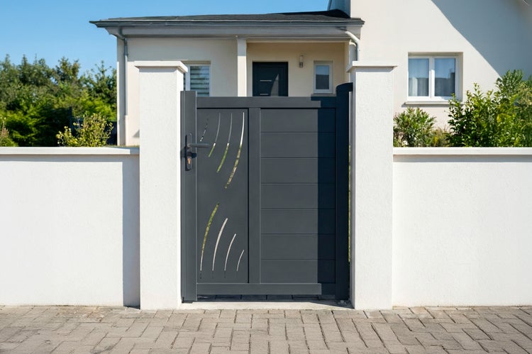 Modernes Gartentor aus Aluminium in Anthrazit mit dekorativen Ausschnitten und horizontalen Lamellen zwischen weißen Steinpfeilern.