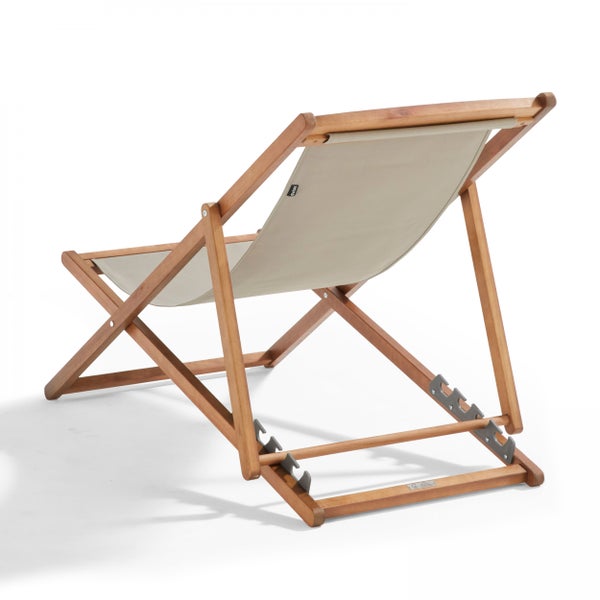 Klappbarer Liegestuhl aus Akazienholz mit beigefarbenem Textilgewebe, Ansicht von hinten.