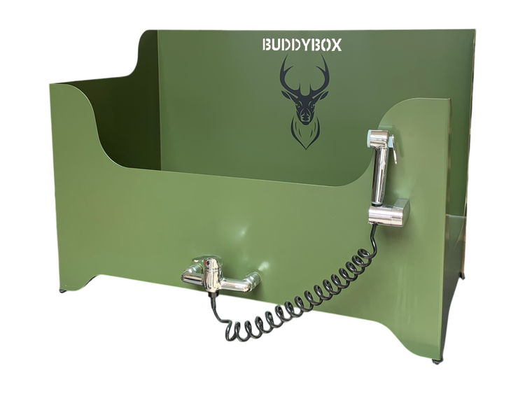 BUDDYBOX Hundewaschstation aus Metall in Grün mit Mischbatterie, Handbrause und BUDDYBOX Logo.