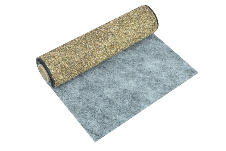 Steinfolie auf Rolle mit feiner Kiesbeschichtung und Vliesruecken fuer den Teichbau und die Gartengestaltung.