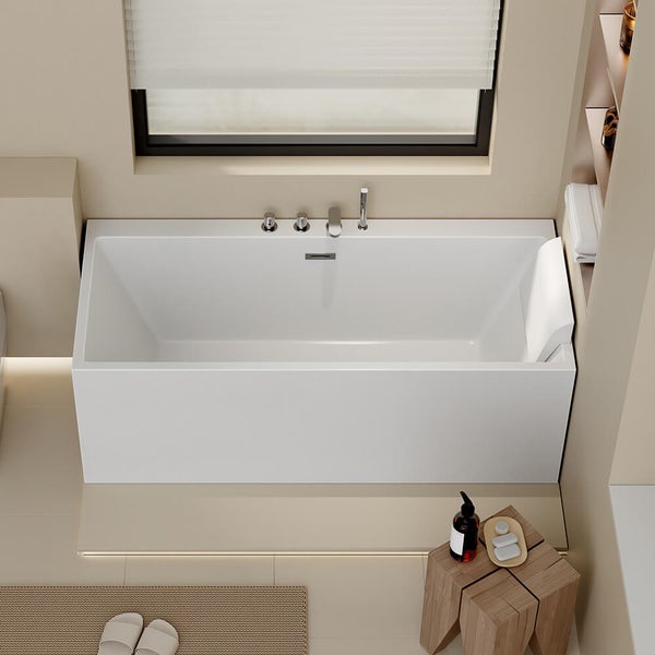 Moderne Badewanne mit Armatur und Nackenkissen in einem hellen Badezimmer von oben betrachtet.