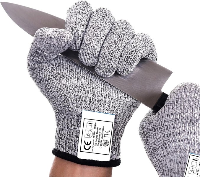 Schnittschutzhandschuh aus grau meliertem Strickmaterial beim Greifen in eine scharfe Messerklinge mit CE Kennzeichnung und Prüfnorm EN388.