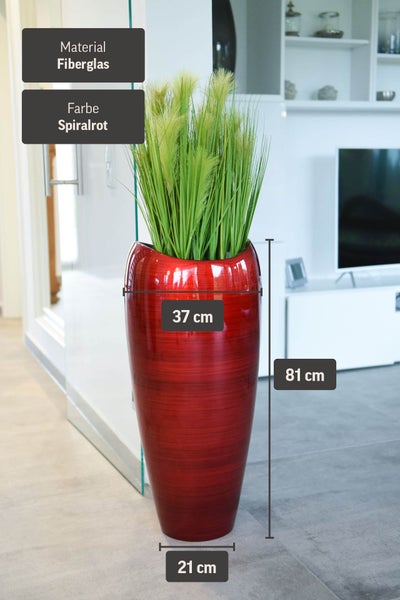 Modernes Pflanzgefäß aus Fiberglas in Spiralrot mit Kunstgras im Wohnzimmer, 81 Zentimeter hoch, 37 Zentimeter breit und 21 Zentimeter am Boden.